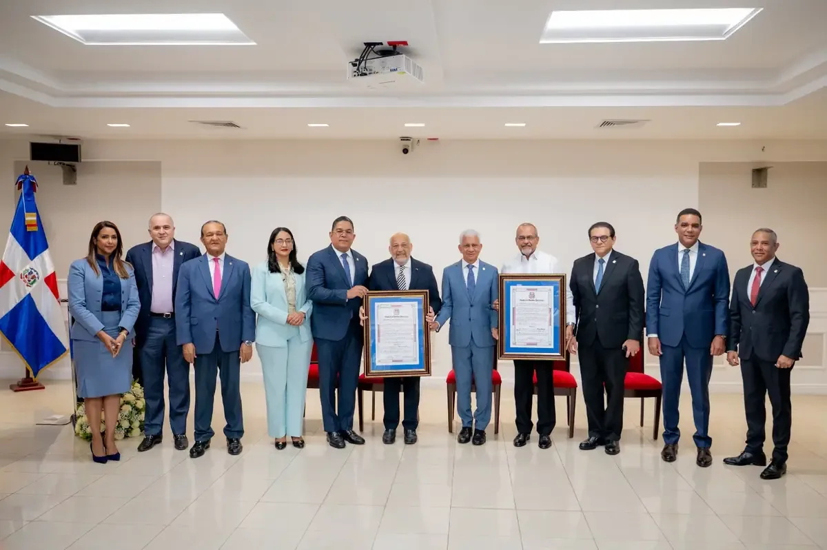 El Senado reconoce a dos destacados barahoneros por su impacto en la educación y cultura del país.