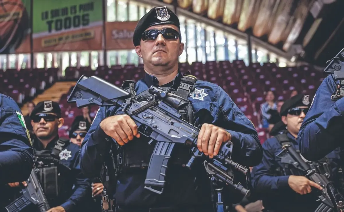 La iniciativa busca elevar a rango constitucional un fondo para fortalecer las policías municipales y estatales en México.