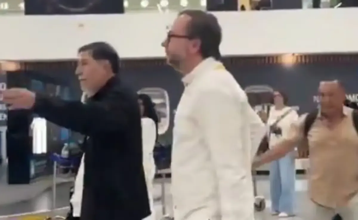 El legislador de Morena fue abordado por un grupo enérgico al llegar al aeropuerto de la Ciudad de México.