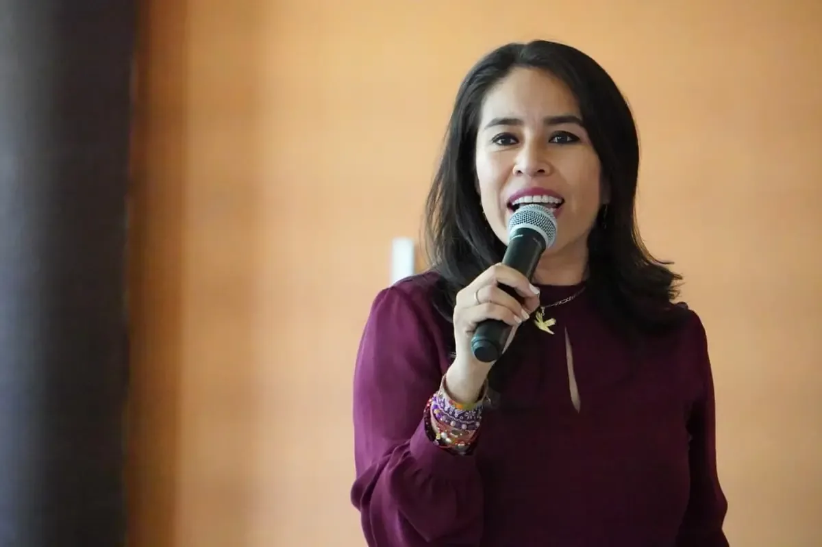 La diputada de Morena se equivoca en una cita durante discusión política.