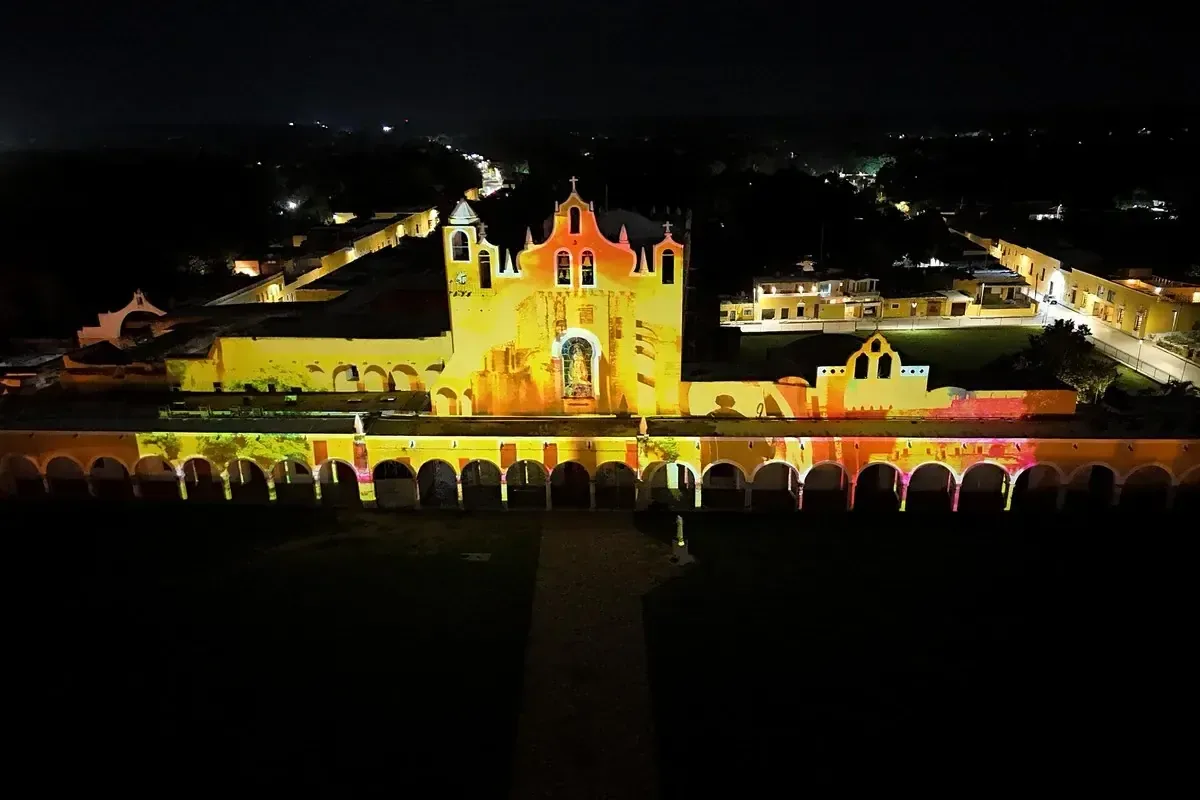 Este espectáculo audiovisual resalta la cultura y la historia de Izamal, uno de los Pueblos Mágicos más emblemáticos de México.