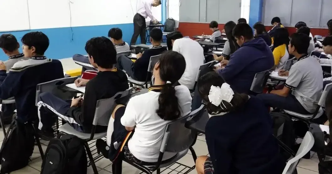 Propuesta de recorte al calendario escolar genera críticas por comprometer el derecho a la educación.