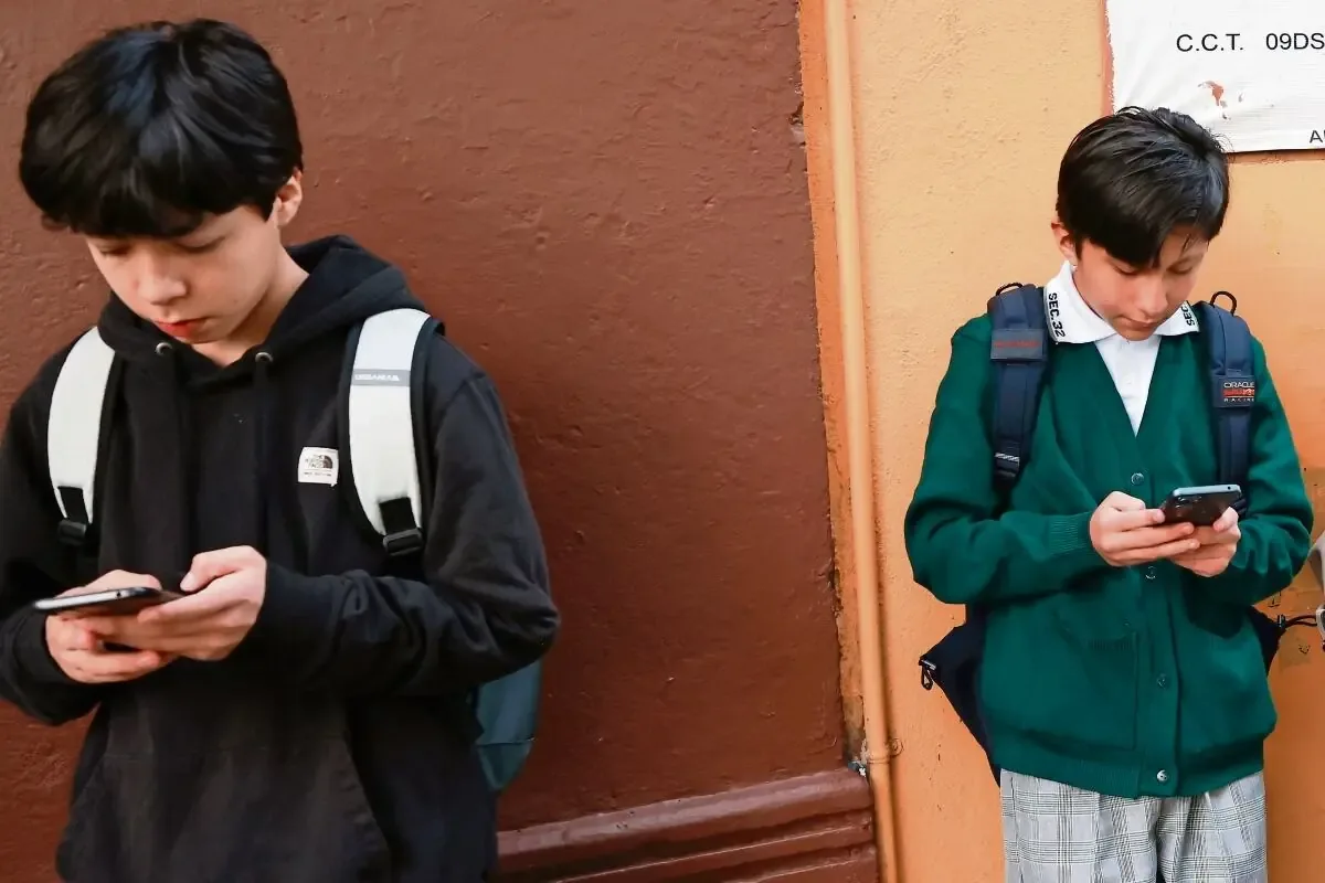 La Secretaría de Educación Pública asegura que el uso de celulares afecta la comprensión lectora de los estudiantes.