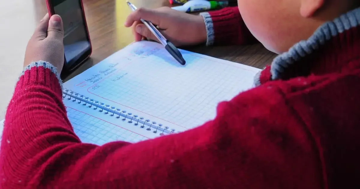 La regulación busca limitar el impacto negativo del uso de pantallas en estudiantes.