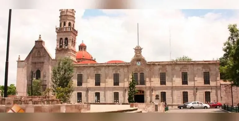 Regresa tras obtener una segunda suspensión que invalidó su destitución.