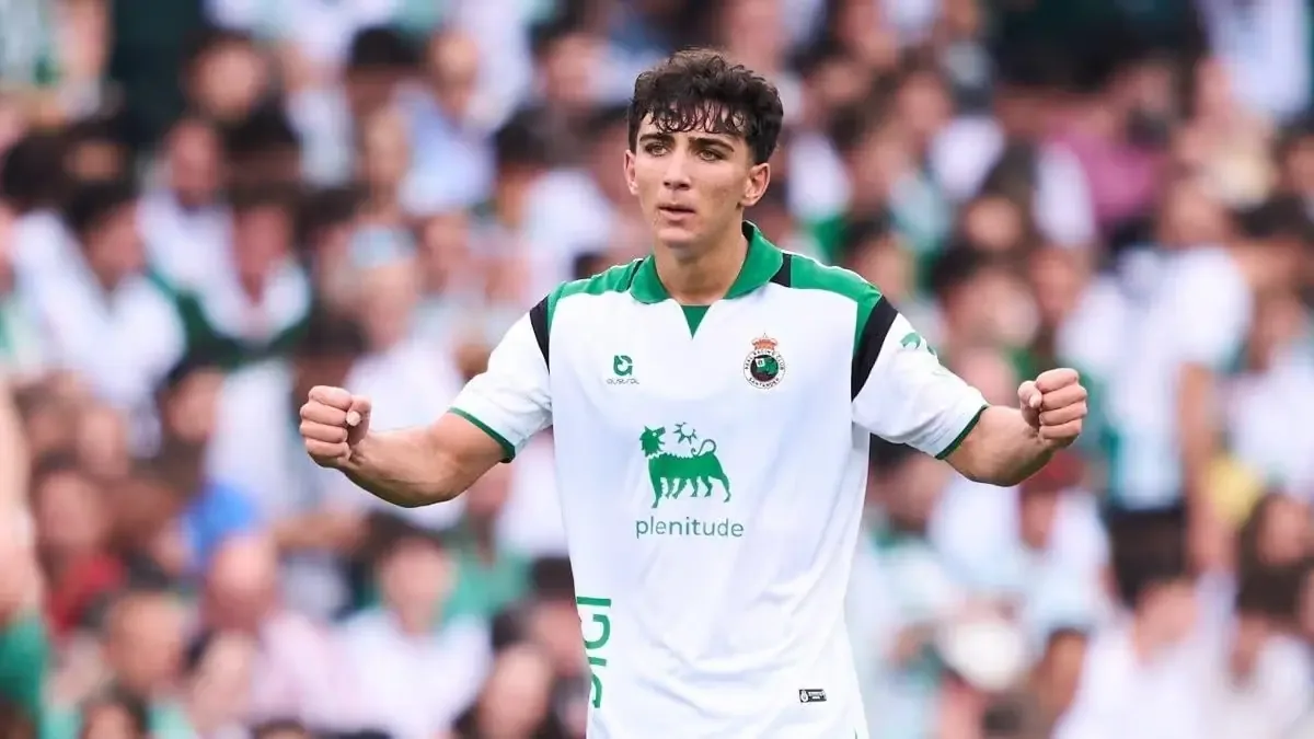 El joven mediocampista del Racing de Santander destaca tras un sorprendente debut en la Primera División.