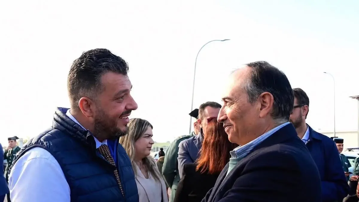 La decisión de León marca el fin de más de dos décadas al frente del PP en Cáceres.