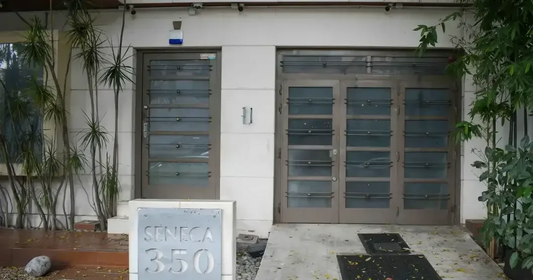 La empresa, relacionada con figuras polémicas, ha acumulado contratos bajo condiciones cuestionables.