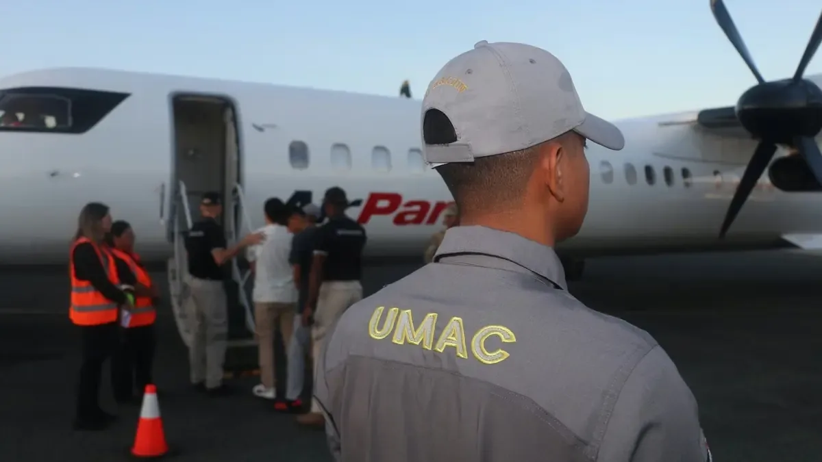 Dos ciudadanos venezolanos con antecedentes en EE. UU. son enviados a su país tras ser detectados en Panamá.