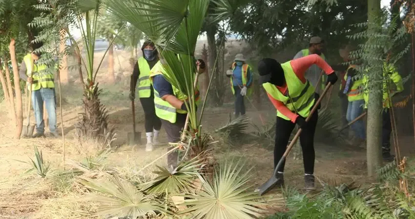 Servicios Públicos en La Paz realizando labores de mantenimiento vial.