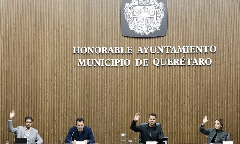Sesión del Cabildo del Ayuntamiento de Querétaro aprobando nuevos acuerdos.