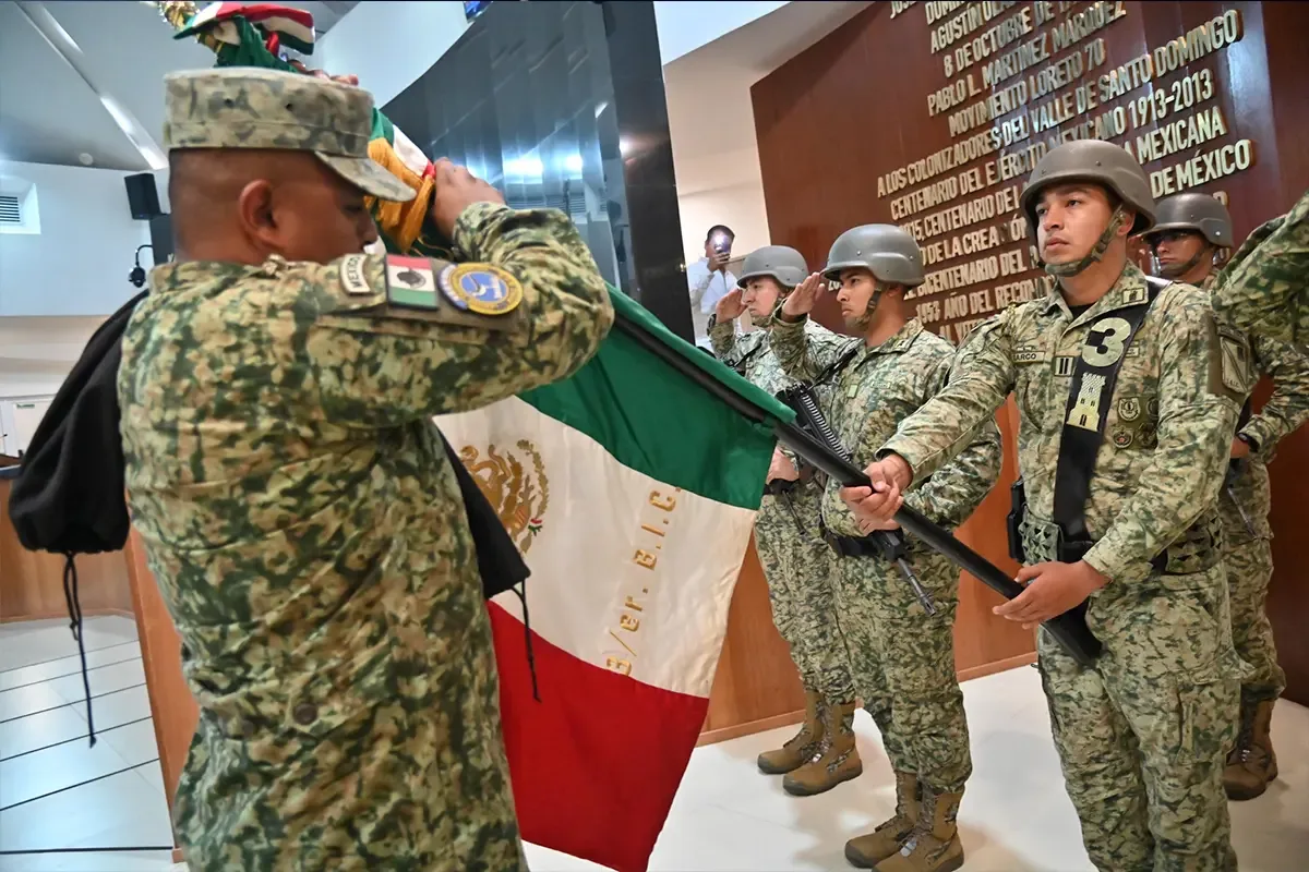 Sesión solemne en el Congreso del Estado de Baja California Sur celebrando su Constitución.