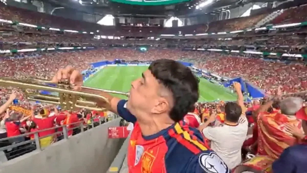 El malagueño sigue la tradición de animar a La Roja con su trompeta en cada partido.