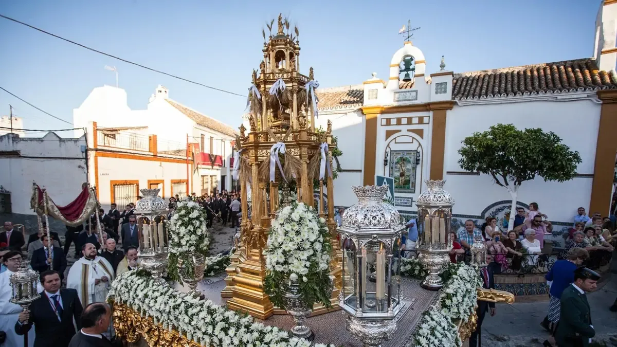 Los municipios sevillanos mantienen vivo el Corpus Christi, fusionando fe y comunidad.