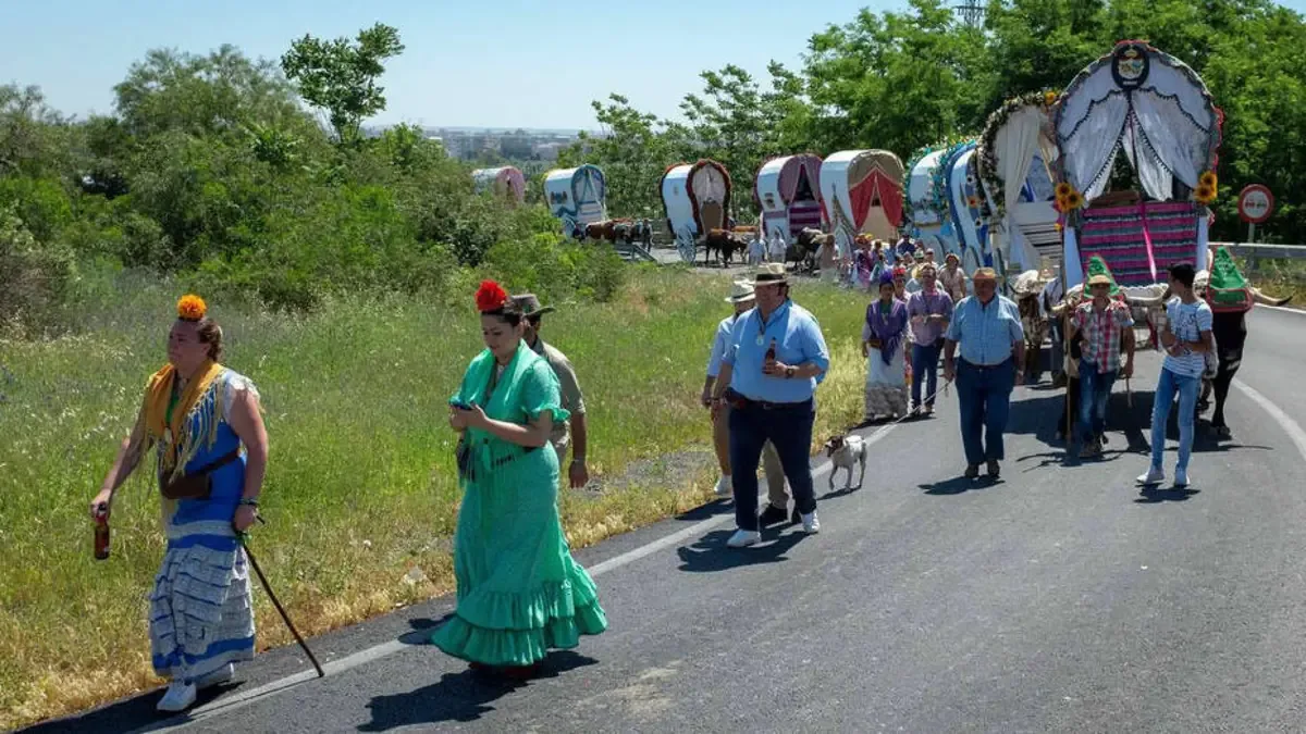 La ciudad se inunda de devoción con la salida de sus hermandades hacia Almonte.
