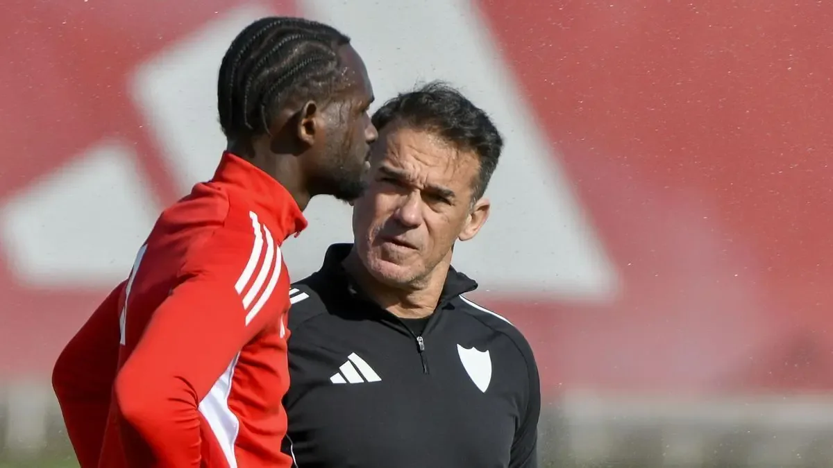 El defensor francés busca su salida del Sevilla mientras el Lille se interesa en su contratación.