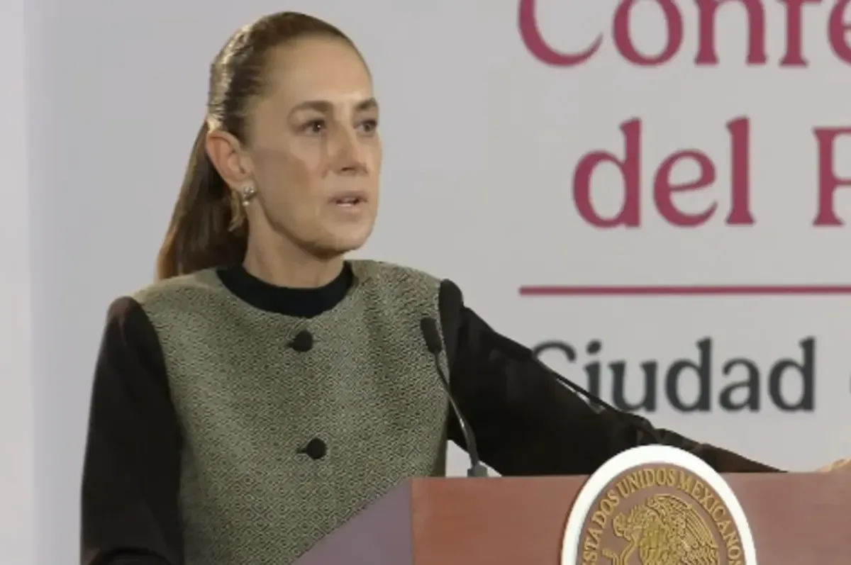 La presidenta de México critica la gestión de la exconsejera del INE durante una conferencia de prensa.