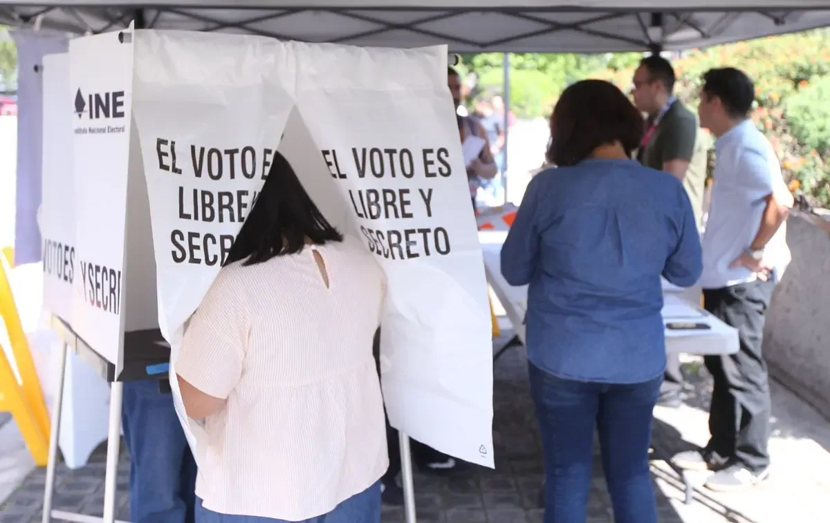 La presidenta Sheinbaum cuestiona el aumento del presupuesto electoral, argumentando que deberían ajustarse a la inflación de elecciones pasadas.