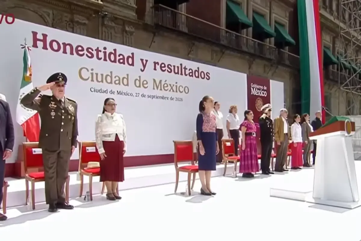La presidenta finaliza su recorrido de rendición de cuentas ante ciudadanos en la Plaza de la Constitución.