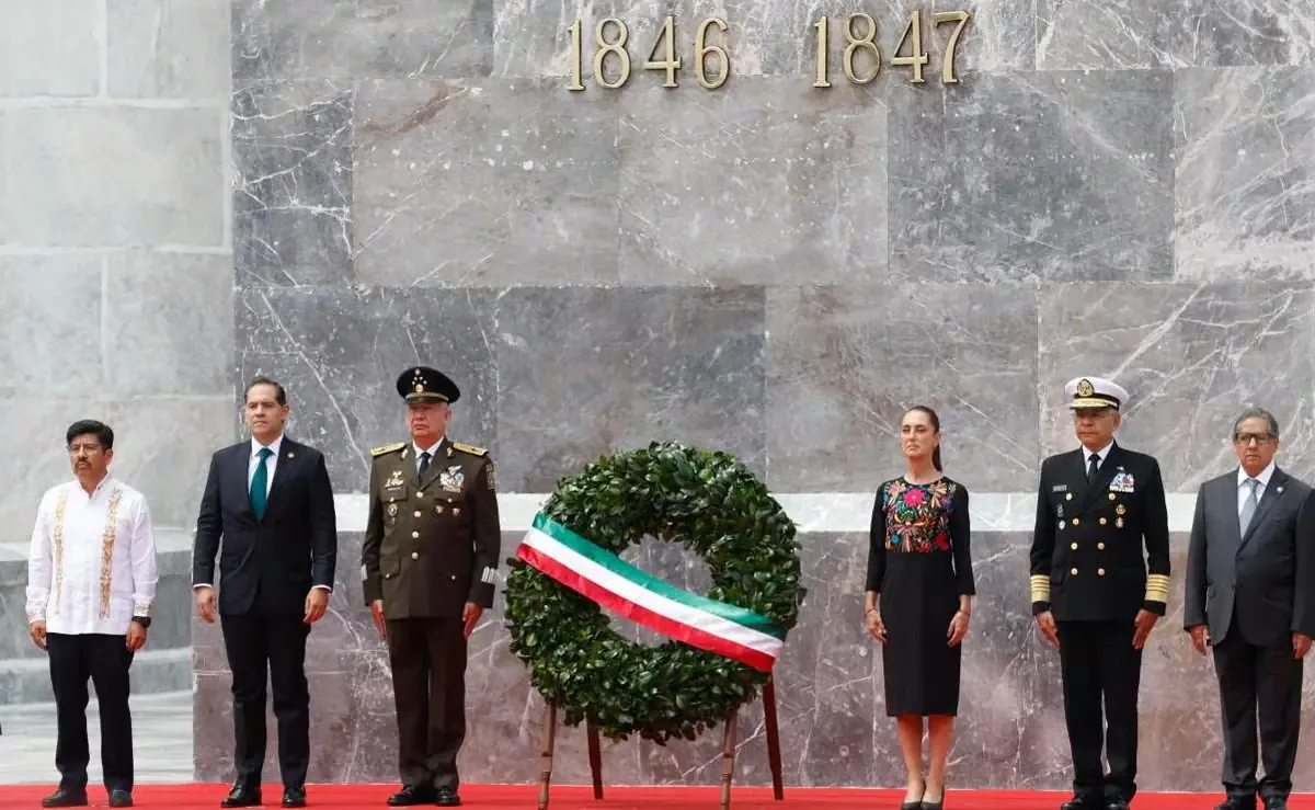 La ceremonia reafirma el compromiso de las Fuerzas Armadas con la soberanía nacional.