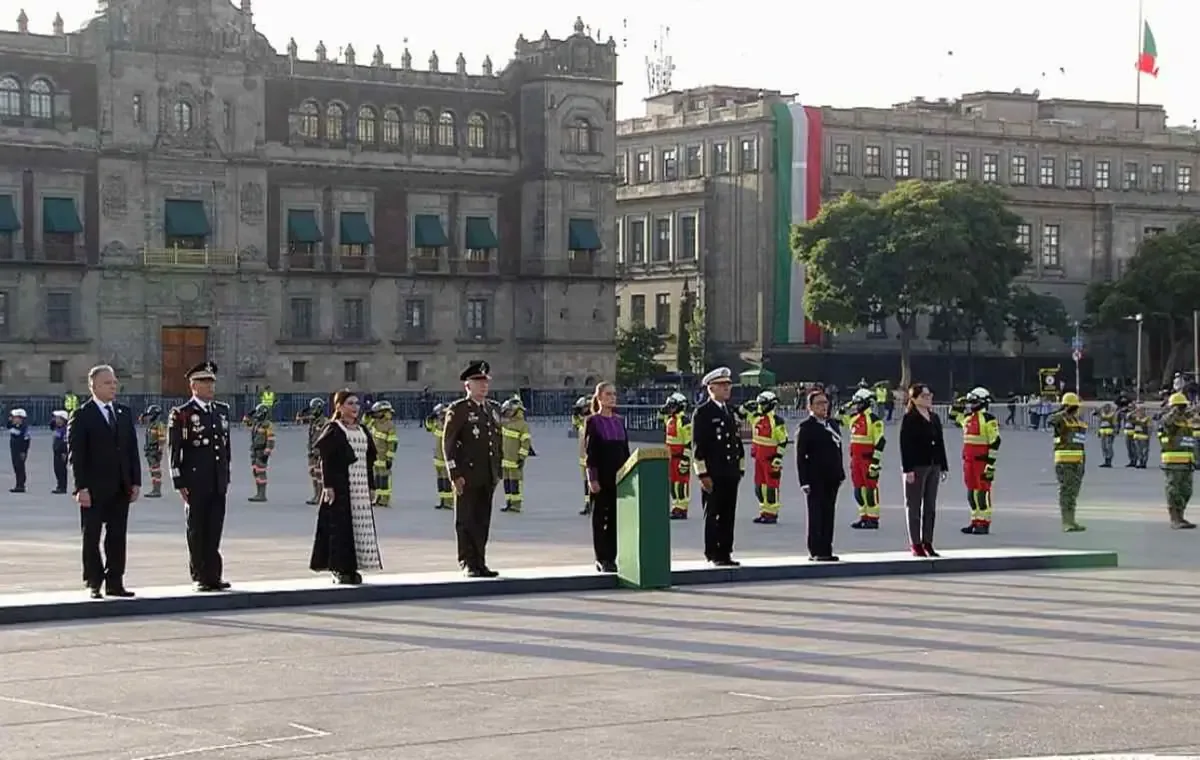 Claudia Sheinbaum lidera ceremonia en el Zócalo en memoria de las víctimas de los poderosos sismos.