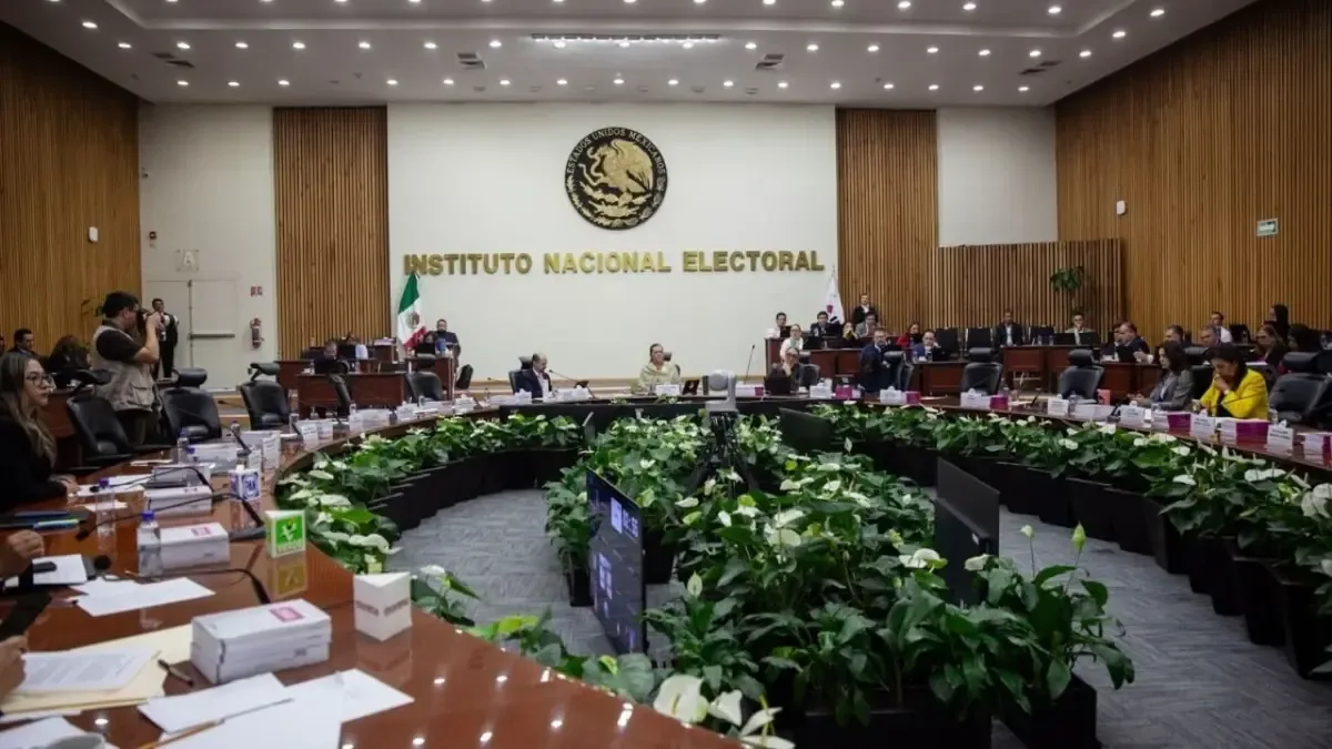 La Presidenta de México cuestiona el aumento del presupuesto del INE para el proceso electoral de 2027.