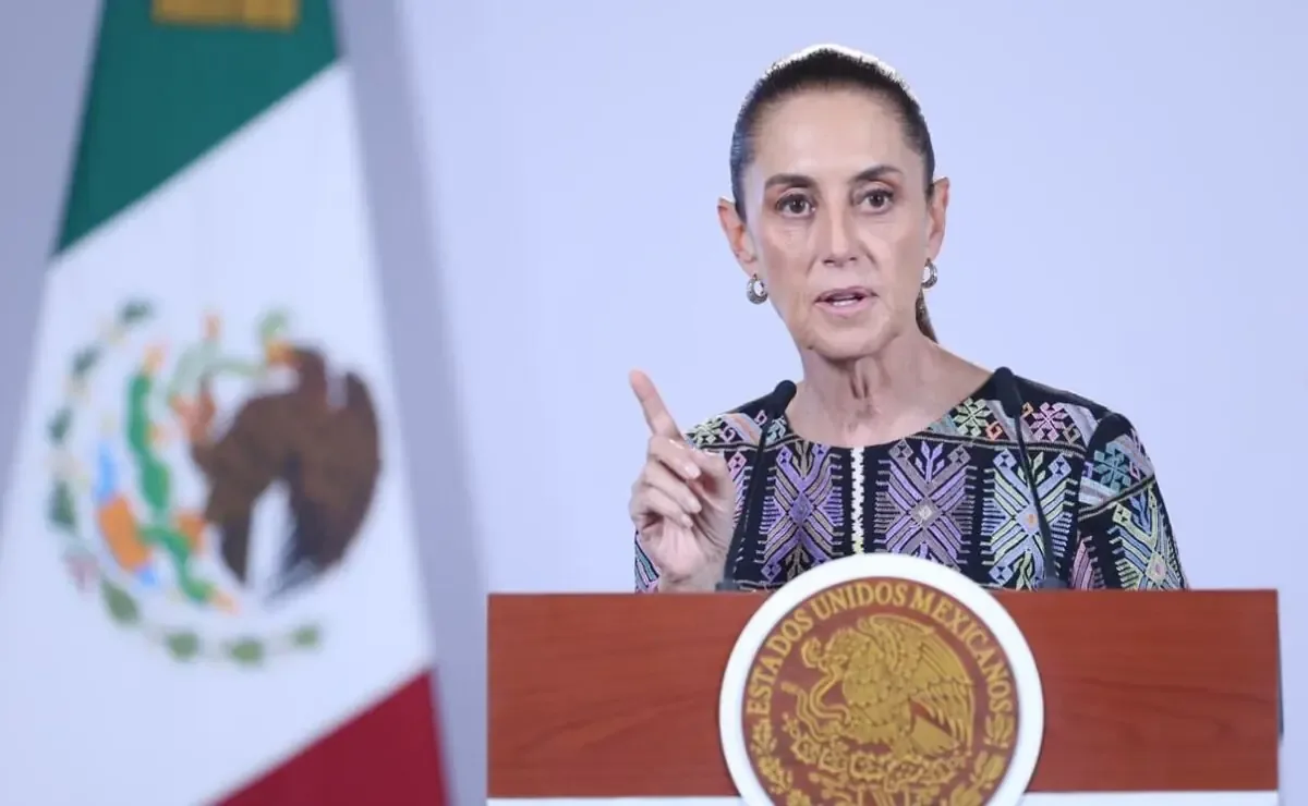 La mandataria asegura que su modelo educativo fomenta la participación activa en el aula.