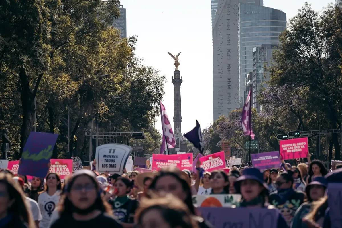 La presidenta aclara que la reforma busca proteger derechos de autor y sancionar fraudes digitales.