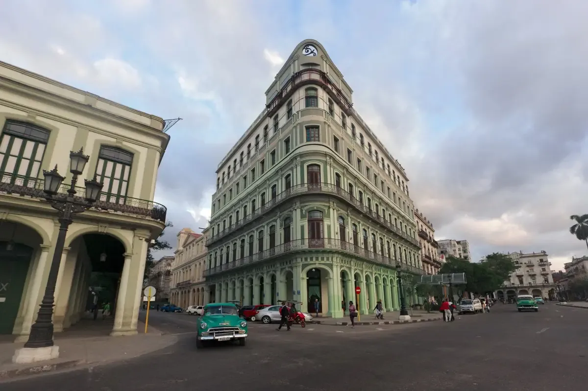 La presidenta asegura que médicos cubanos reciben igual salario y son fundamentales en zonas rurales.