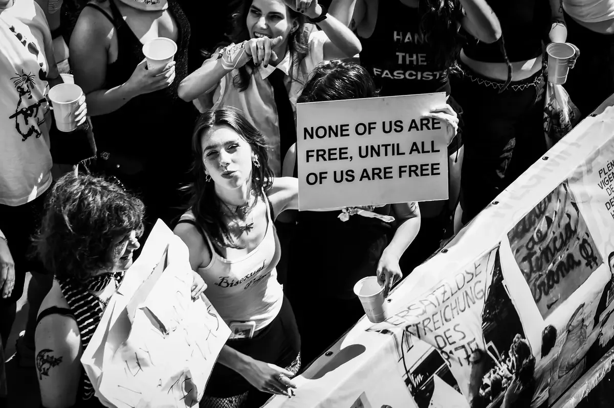 Claudia Sheinbaum impulsa la economía local con créditos sin intereses para mujeres en Apatzingán.