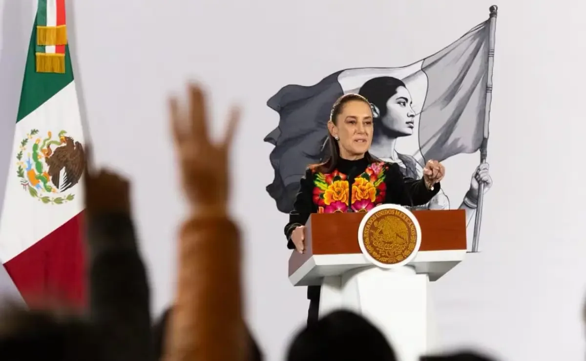 La Presidenta de México destaca el progreso en el IMSS y anuncia revisión de condiciones en el ISSSTE.