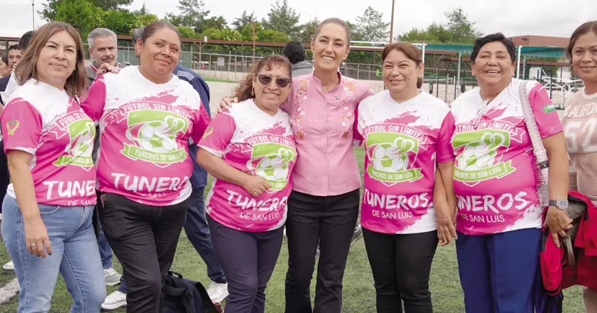 La Presidenta apoya el deporte local y premia a jóvenes futbolistas en un evento no programado.