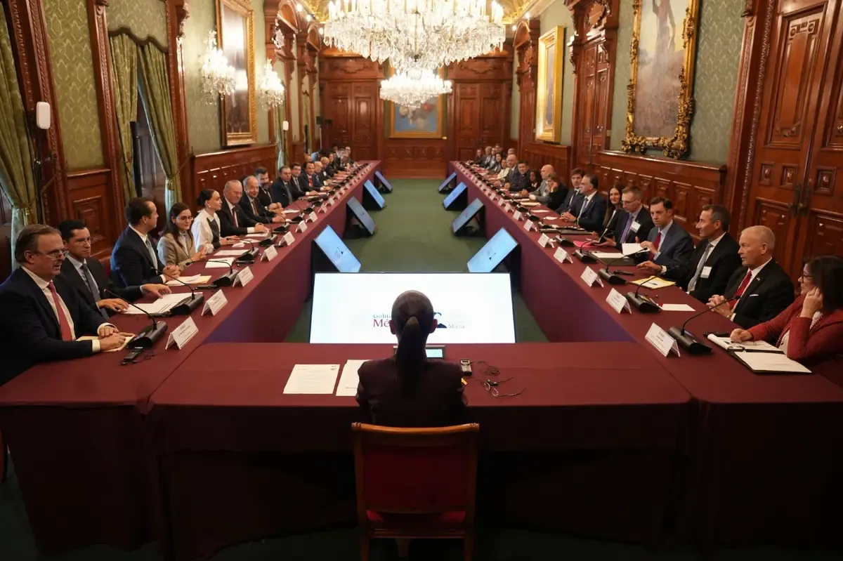 La presidenta subraya avances en seguridad y migración en reunión con el embajador estadounidense.
