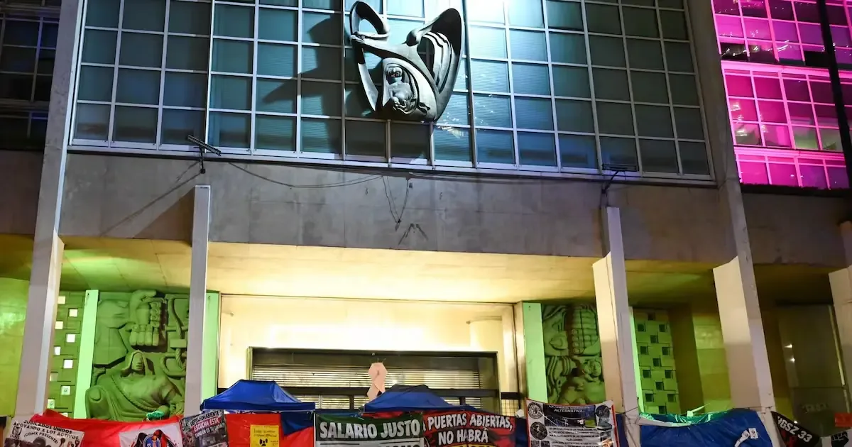 La presidenta Claudia Sheinbaum busca facilitar un aumento salarial para trabajadores del IMSS, en medio de reclamos por contrato formal.