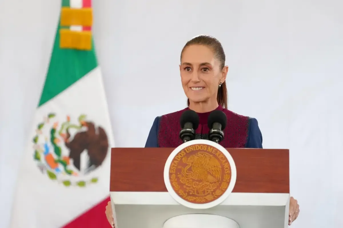 La presidenta Sheinbaum atendió a una mujer desmayada durante su Segundo Informe de Gobierno en la Arena Potosí.