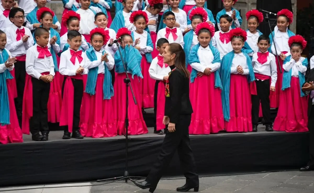 La presidenta busca que todos los estudiantes de escuelas públicas puedan cantar y expresarse artísticamente.
