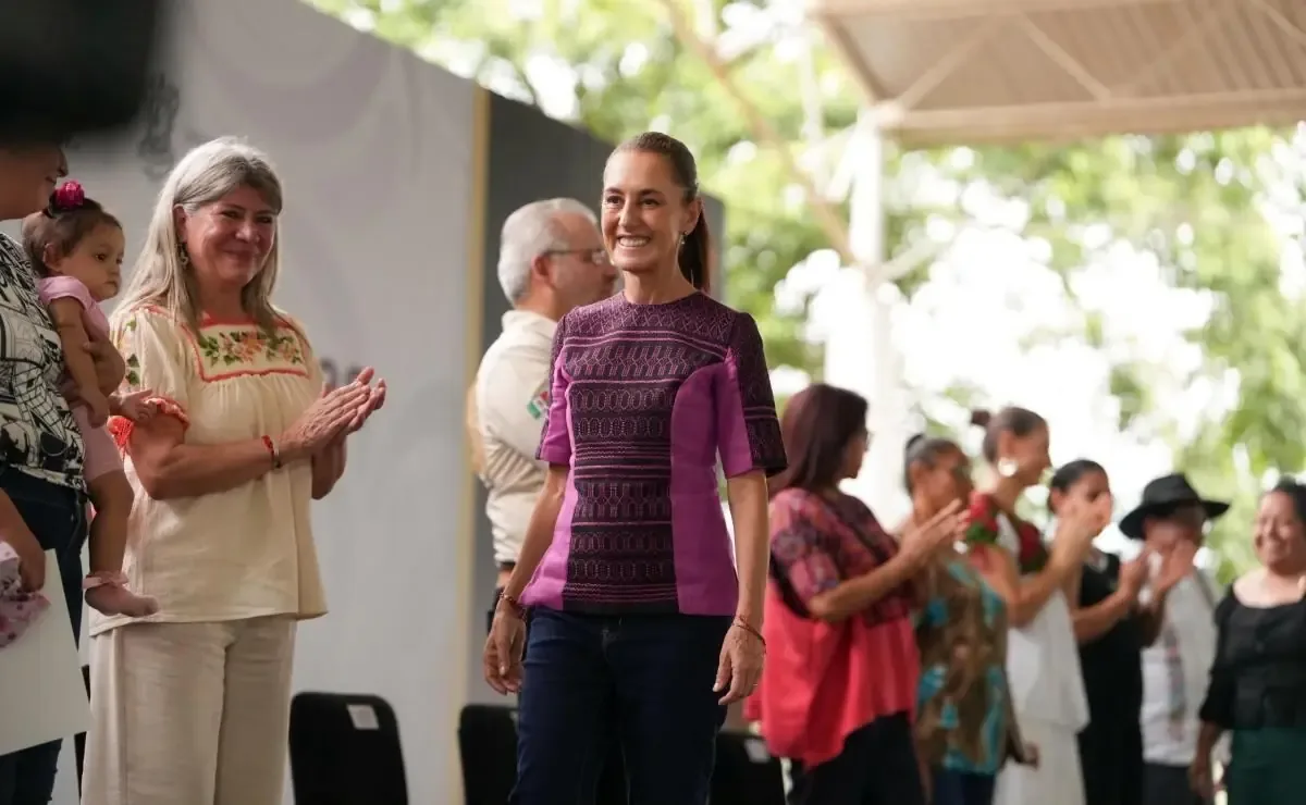 La presidenta enfatiza la importancia de la autoridad moral durante la entrega de créditos a mujeres.
