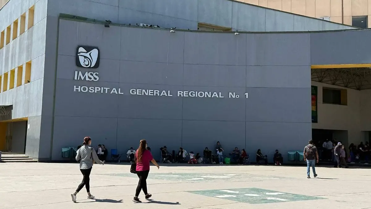 Enfrentando protestas, la presidenta asegura que se atenderán los reclamos del personal de salud.