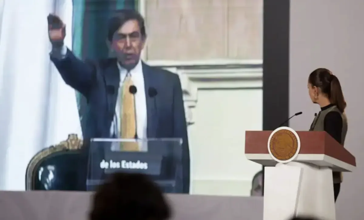 La presidenta Claudia Sheinbaum rinde tributo a Cárdenas, un ícono de la política mexicana, tras su fallecimiento.