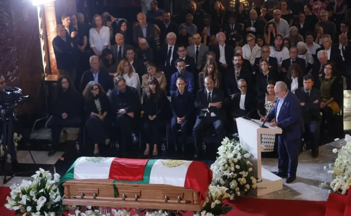 Claudia Sheinbaum resalta el legado de Cuauhtémoc Cárdenas en homenaje en el Palacio de Bellas Artes.