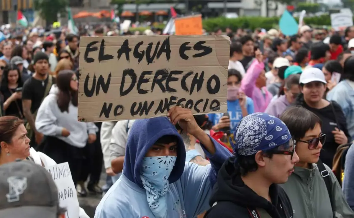 La acción de la Fiscalía de Jalisco desata críticas por el uso de la fuerza en la manifestación pacífica.