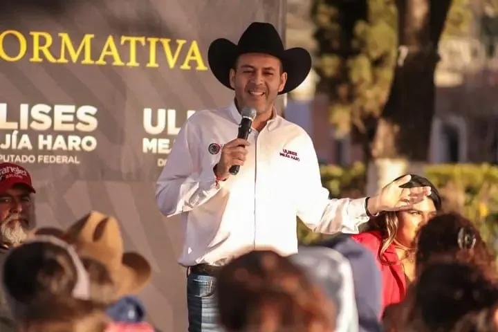 Ulises Mejía impulsa eliminación de plurinominales en asamblea informativa en Pinos