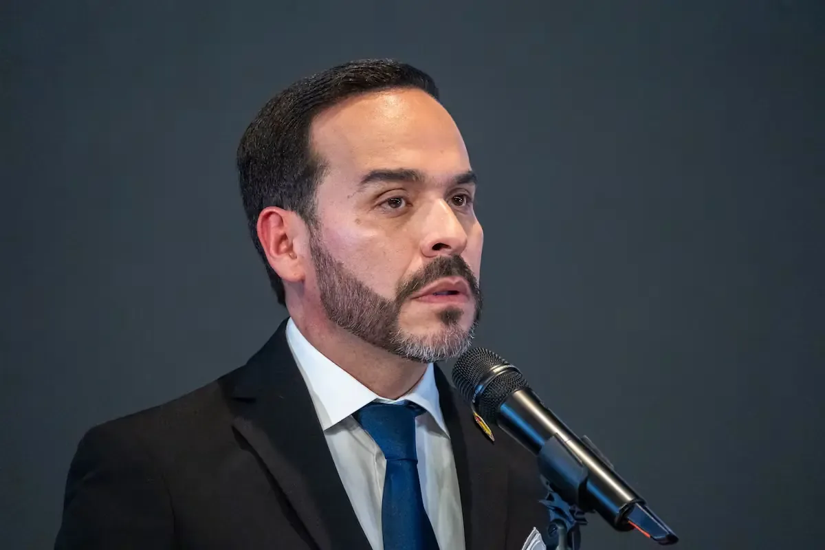 La falta de pronunciamiento del nuevo gobierno colombiano genera críticas y preocupación sobre su postura migratoria.