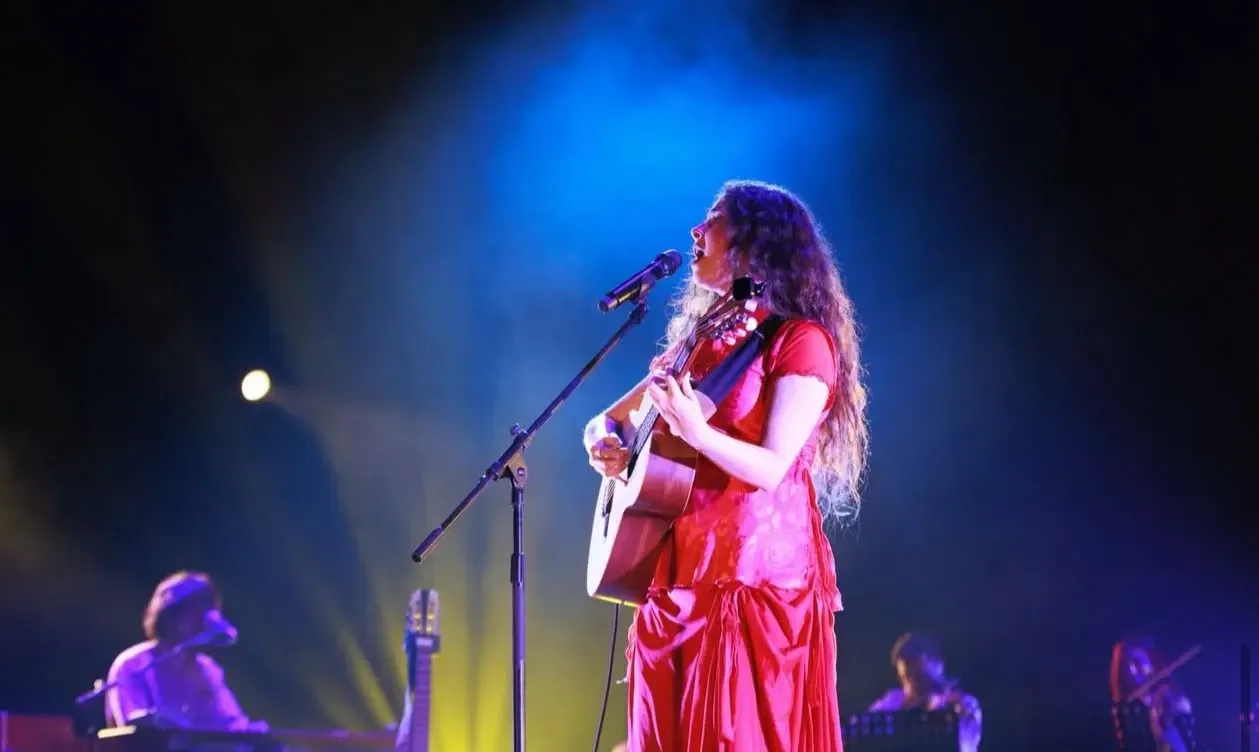 Silvana Estrada durante su emotivo concierto en Tijuana, dedicado a migrantes.