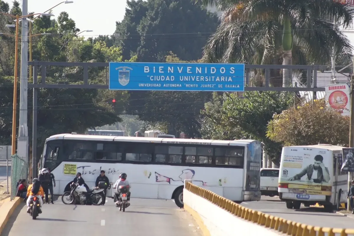 Sindicalistas de UABJO bloquean calles durante su paro de 12 horas.