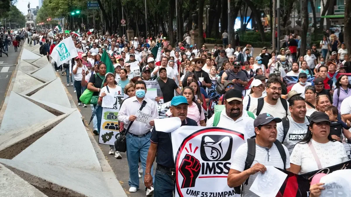 Disidentes del IMSS advierten de movilizaciones si no se mejora su oferta salarial.
