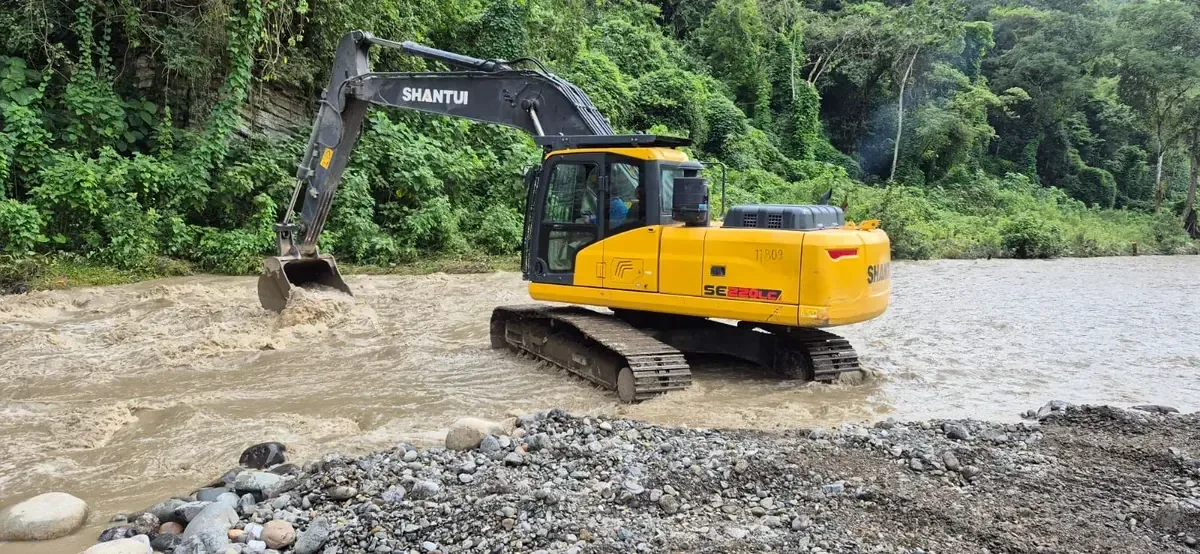Se llevan a cabo labores de limpieza y mantenimiento en diversas carreteras y cauces de Hidalgo.