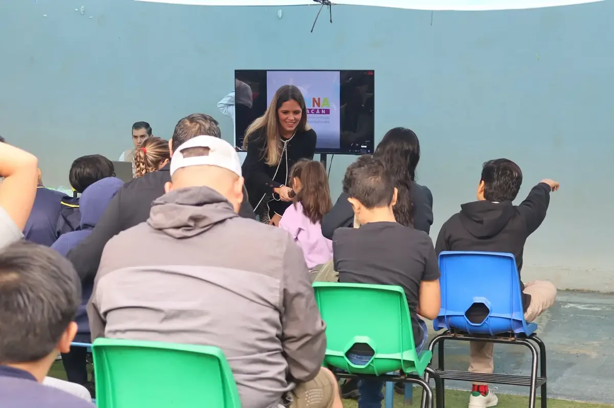 La charla busca prevenir la violencia digital y fortalecer la convivencia familiar.