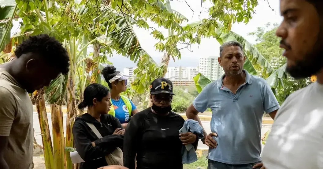 Un trágico terremoto sepulta a venezolanos recién deportados en un centro de retención.