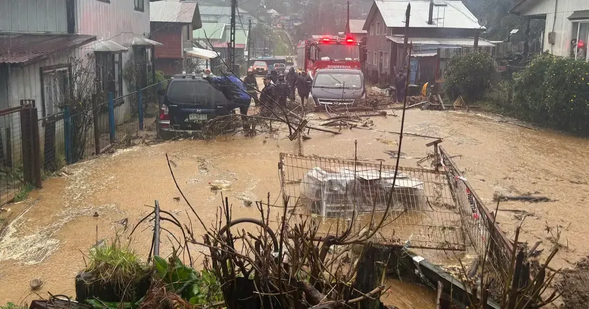 Lluvias intensas provocan deslizamientos y cortes de energía eléctrica en regiones de La Araucanía y Los Lagos.